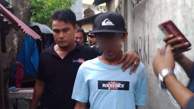 Polisi tangkap seorang tersangka kasus ujaran kebencian di Mataram, NTB (wajah disamarkan).