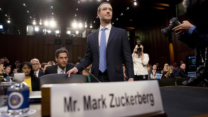 CEO Facebook Mark Zuckerberg tiba untuk bersaksi di depan sidang bersama Komite Perdagangan dan Energi dari Dewan Perwakilan Rakyat AS, di Capitol Hill di Washington, 10 April 2018. Mark Zuckerberg bersaksi terkait penggunaan data pengguna Facebook untuk pemilu Amerika 2016. (AP Photo/Andrew Harnik)