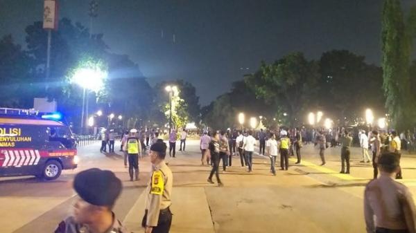 Video Petugas Buka Police Line Lokasi Ledakan Parkir Timur Senayan | iNews Portal