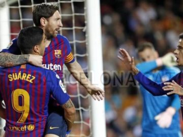 Trio penyerang Barcelona, Luis Suarez, Lionel Messi, dan Philippe Coutinho, melakukan selebrasi usai mencetak gol