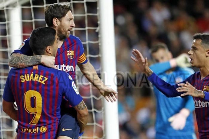 Trio penyerang Barcelona, Luis Suarez, Lionel Messi, dan Philippe Coutinho, melakukan selebrasi usai mencetak gol