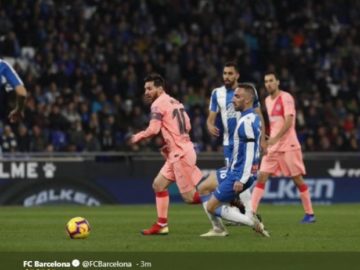 Megabintang FC Barcelona, Lionel Messi (tengah), beraksi dalam laga Liga Spanyol melawan Espanyol.