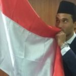 Pose pemain naturalisasi Indonesia, Ezra Walian, saat mencium bendera merah putih selepas disumpa