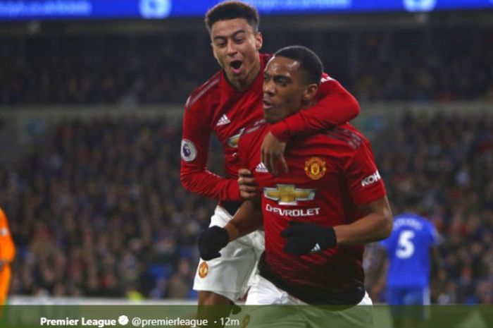 Penyerang Manchester United, Anthony Martial (kanan), merayakan golnya bersama Jesse Lingard.