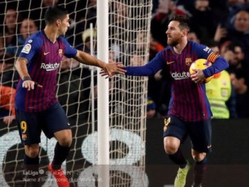 Megabintang FC Barcelona, Lionel Messi, merayakan golnya dengan Luis Suarez dalam laga pekan ke-31 Liga Spanyol kontra Atletico Madrid di Stadion Camp Nou, Sabtu (6/4/2019).