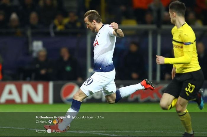 Pemain Tottenham Hotspur, Harry Kane Melepaskan Tembakan