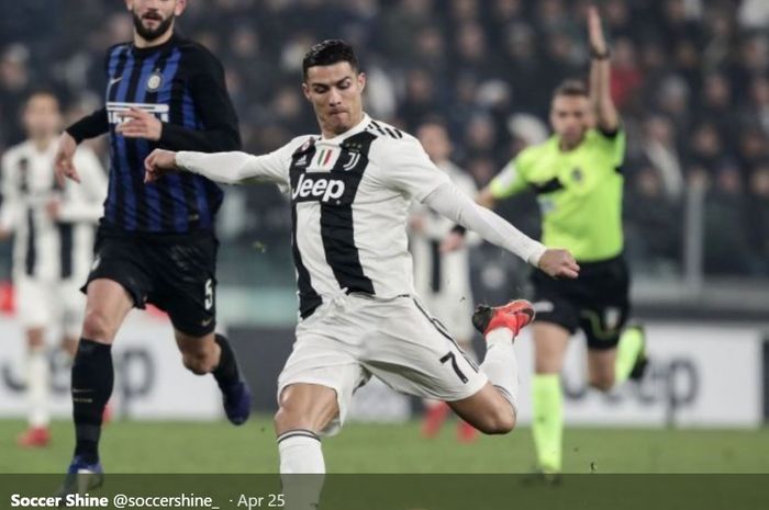 Cristiano Ronaldo melakukan sepakan dengan kaki kiri saat pertandingan melawan Inter Milan pada pertemuan pertama Liga Italia musim 2018-2019