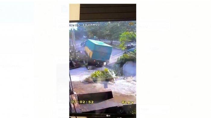Video Detik-detik Kecelakaan Maut Truk Mundur Lindas Motor Beredar di WhatsApp, Pohon sampai Roboh