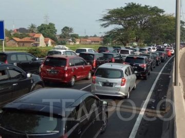 Suasana arus lalu lintas Tol Tangerang-Merak pada kilometer 93 yang mengalami kemacetan sebelum Gerbang Tol Merak di Banten, 30 Mei 2019. Kemacetan disebabkan oleh meningkatkan jumlah kendaraan pada mudik H-6 Lebaran. TEMPO/Amston Probel