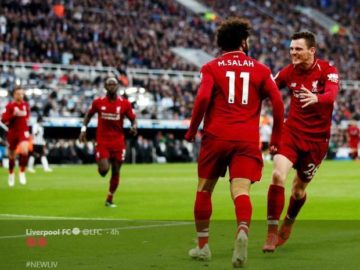 Winger Liverpool, Mohamed  Salah, merayakan golnya dengan Andy Robertson dalam laga pekan ke-37 Liga Inggris melawan Newcastle United di St James