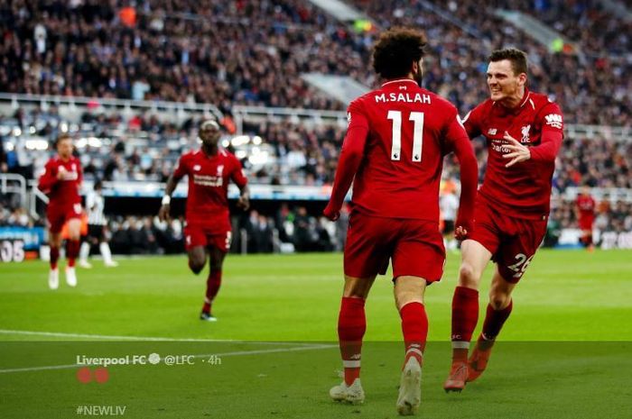 Winger Liverpool, Mohamed  Salah, merayakan golnya dengan Andy Robertson dalam laga pekan ke-37 Liga Inggris melawan Newcastle United di St James