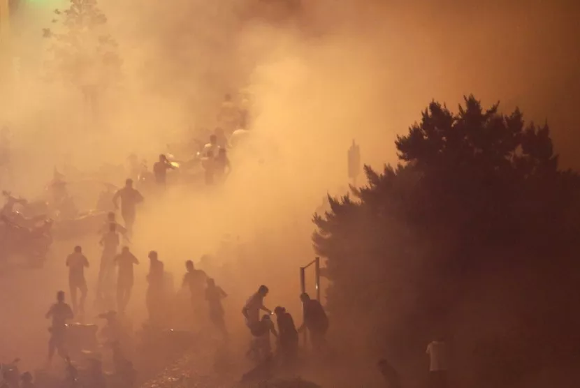 Polisi antihuru-hara Lebanon menembakkan gas air mata ke pengunjuk rasa di Beirut, Lebanon, Jumat (18/10). Demonstran menentang rencana pemerintah memberlakukan pajak baru di tengah krisis ekonomi.