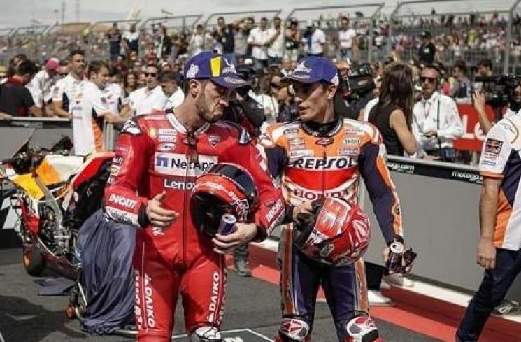 Ekspresi Andrea Dovizioso dan Marc Marquez usai MotoGP Aragon. (Instagram/dovi04indonesia)
