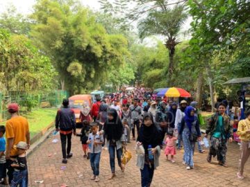 Suasana kepadatan pengunjung di Taman Margasatwa Ragunan pada libur Lebaran, Sabtu, 8 Juni 2019. Tempo/Adam Prireza